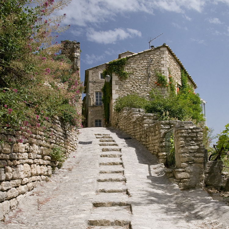 Provence 2014 +20140608_1010 als Smart-Objekt-1 Kopie.jpg - Nach ein paar Kilometer landen wir in dem mittelalterlichen Ort Gordes